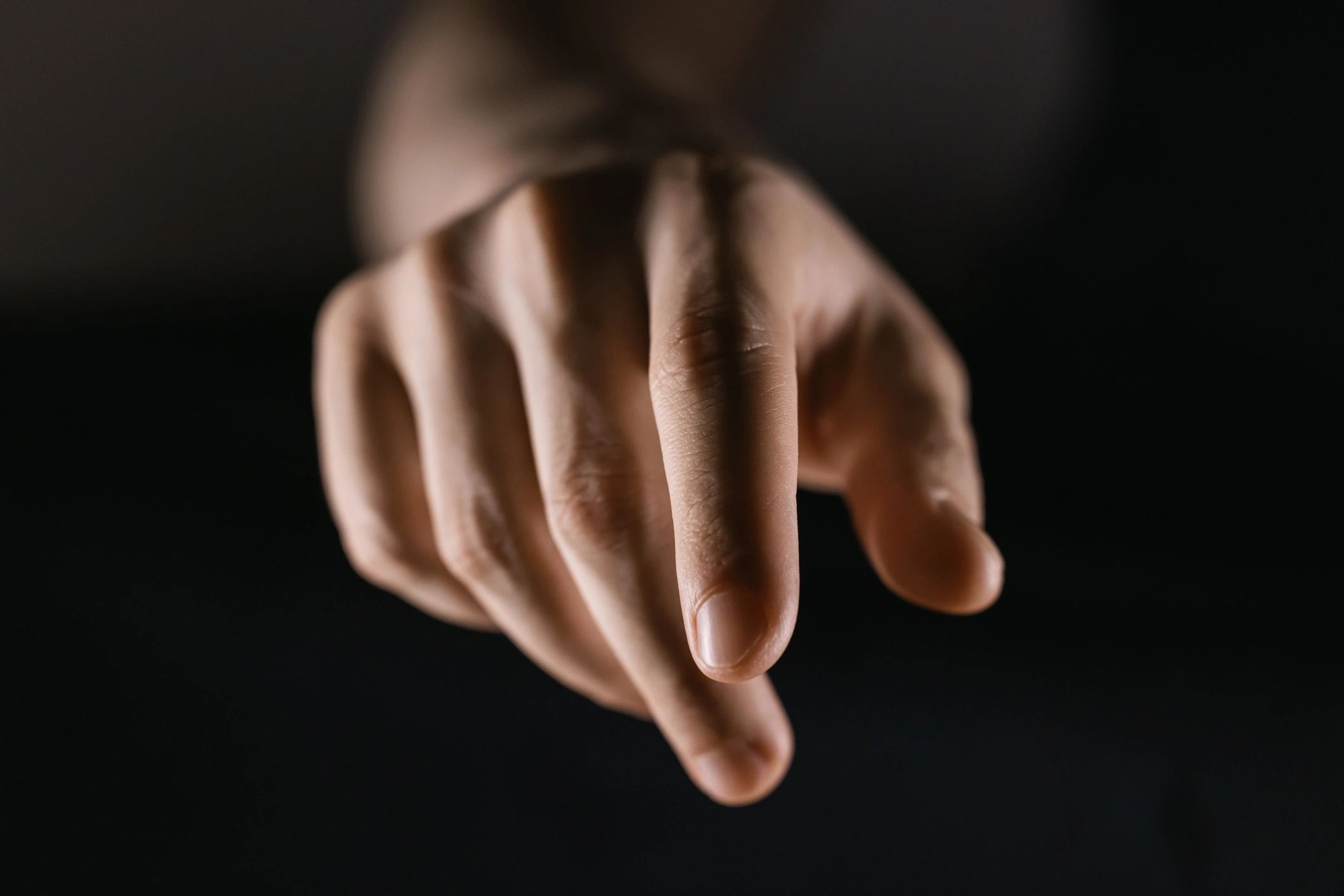 Detalhe de mãos dadas simbolizando empatia e apoio